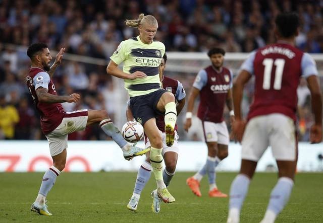 Pemain Manchester City Erling Braut Haaland duel dengan Douglas Luiz dari Aston Villa di Villa Park, Birmingham, Inggris, Sabtu (3/9/2022). Foto: Peter Nicholls/Reuters