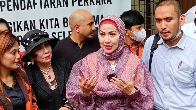 Venna Melinda usai hadiri mediasi di Pengadilan Agama Jakarta Selatan, Kamis (23/2/2023).
Foto: Aprilandika Pratama/kumparan