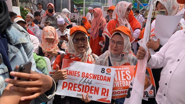 Pendukung sambut kedatangan Anies Baswedan di DPP PKS, Jakarta, Kamis (23/2/2023). Foto: Luthfi Humam/kumparan