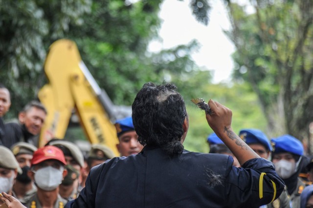 Sebagai ilustrasi ISBI: Mahasiswa ISBI mencukur rambutnya saat aksi teatrikal pada penertiban bangunan liar di Jalan Cijagra, Bandung, Jawa Barat, Kamis (23/2/2023).  Foto: Raisan Al Farisi/ANTARA FOTO