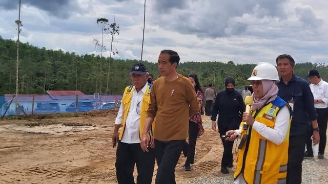Presiden Jokowi meninjau proyek pembangunan rumah tapak jabatan Menteri di Kawasan IKN, Kamis (23/2/2023). Foto: Nadia Riso/kumparan