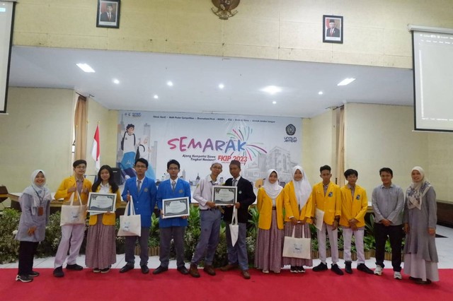 Foto bersama pemenang Smile and Shine (Sumber : Humas Unmuh Jember).