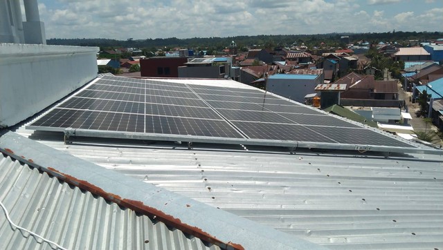 Pembangkit Listrik Tenaga Surya (PLTS) Atap yang dibuat disalah satu masjid yang ada di Kota Sorong, Papua Barat Daya, foto: Yanti/BalleoNEWS