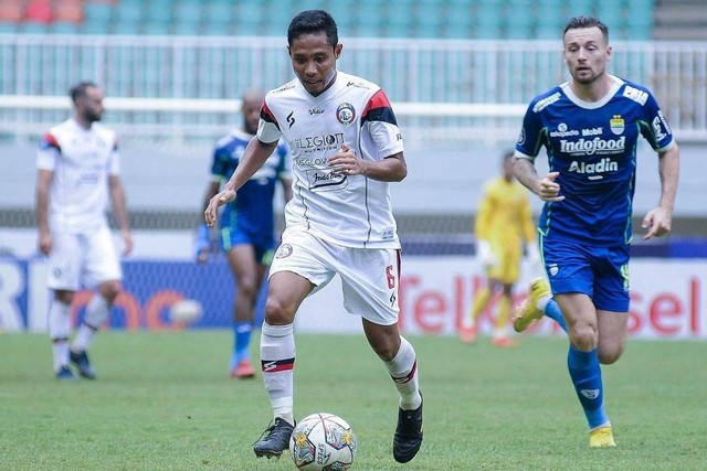 Pertandingan Liga 1 2022/23 antara Persib Bandung vs Arema FC di Stadion Pakansari, Bogor, Kamis (23/2). Foto: Instagram/@aremafcofficial