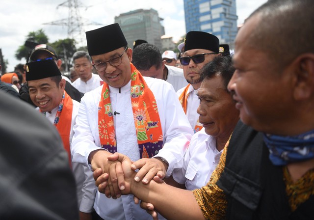 Mantan Gubernur DKI Jakarta Anies Rasyid Baswedan (kedua kiri). Foto: Akbar Nugroho Gumay/Antara Foto