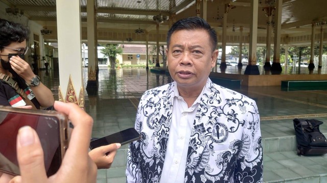 Sekda DIY, Kadarmanta Baskara Aji, di Kompleks Kepatihan Yogyakarta, Kamis (23/2). Foto: Widi RH Pradana
