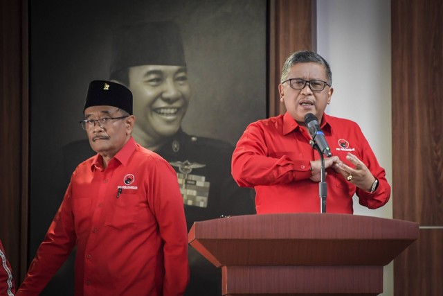 Sekretaris Jenderal DPP PDIP Hasto Kristiyanto (kanan) dan Ketua DPP PDIP bidang Ideologi dan Kaderisasi Djarot Saiful Hidayat (kiri) memberi sambutan saat kegiatan Pendidikan Kaderisasi Perempuan di Sekolah Partai DPP PDI Perjuangan, Lenteng Agung. Foto: Galih Pradipta/Antara Foto