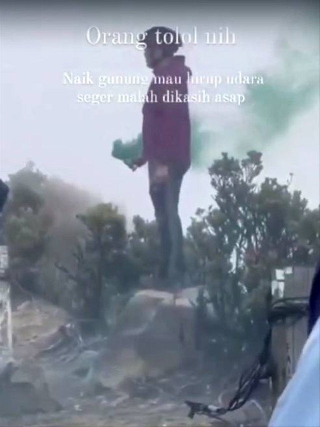 Pendaki menyalakan bom asap atau flare di Puncak Gunung Gede Pangrango. Foto: Dok. Istimewa