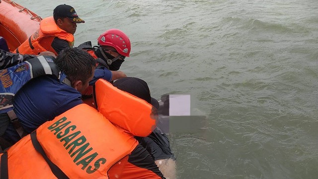 Tim SAR gabungan saat mengevakuasi jenazah ABK Tugboat yang tenggelam di Banyuasin. (dok. Basarnas)