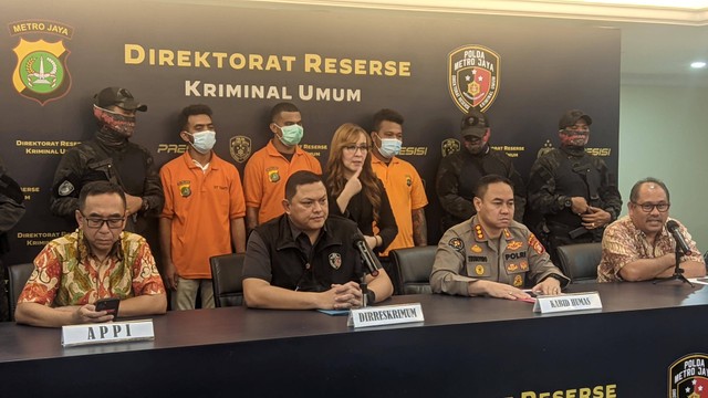 Jumpa pers pengungkapan kasus perampasan mobil milik seleb TikTok Clara Shinta di Polda Metro Jaya, Kamis (23/2/2023). Foto: Jonathan Devin/kumparan