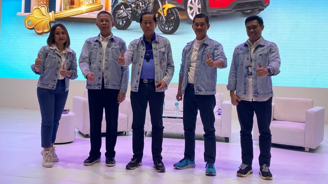 Jahja Setiaatmadja Presiden Direktur BCA, Petrus Karim Ketua Panitia BCA Expoversary 2023, Welly Yandoko, EVP Consumer Loan BCA saat menghadiri Opening BCA Expoversary 2023 di ICE BSD, Tangerang, Kamis (23/2/2023). Foto: Alfadillah/kumparan