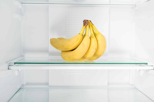 Ilustrasi pisang dalam kulkas. Foto: Aleksey Kurguzov/Shutterstock