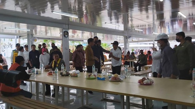 Presiden Jokowi makan siang bersama pekerja konstruksi IKN, Kamis (23/2/2023). Foto: Nadia Riso/kumparan