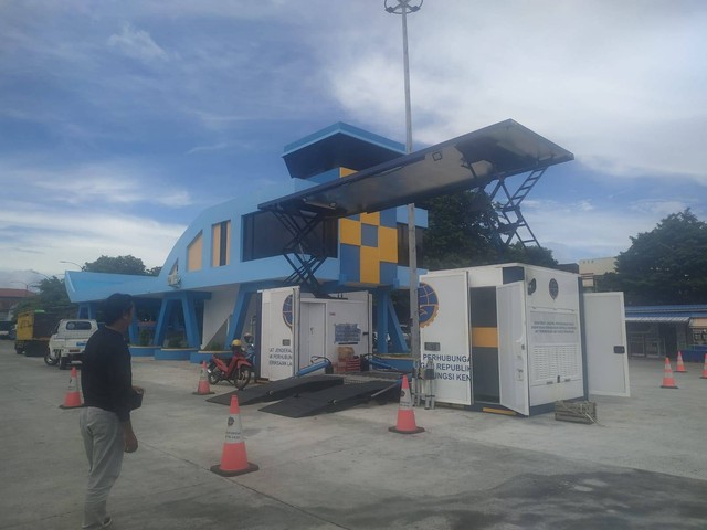 Alat uji kelayakan kendaraan bermotor atau uji KIR Mobile milik Balai Pengelola Transportasi Darat Wilayah XXIV Maluku Utara yang dikontrak pinjam pakai oleh Dinas Perhubungan Kota Ternate. Foto: Erdian