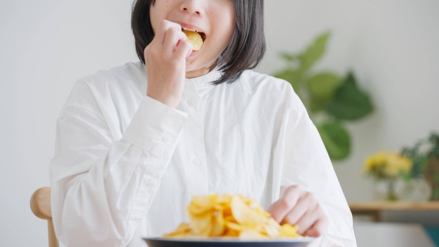 Ilustrasi makan camilan latiao. Foto: polkadot_photo/Shutterstock