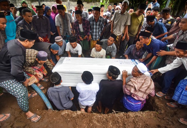 Sejumlah warga memasukkan peti jenazah Irma Lestari ke liang lahat saat dimakamkan di Dusun Perampuan Barat, Desa Perampuan Kecamatan Labuapi, Gerung, Lombok Barat, NTB, Kamis (23/2/2023). Foto: Ahmad Subaidi/Antara Foto