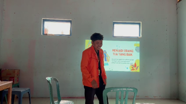 Mahasiswa KKN Ahmad Dahlan Sosialisasi Penggunaan Google Link Family, Cegah Anak - Anak Dari Konten Negatif (Foto : KKN UAD).