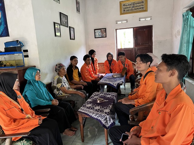 Sosialisasi dan pelatihan penggunaan media sosial sebagai media pemasaran (Foto:KKN UAD).