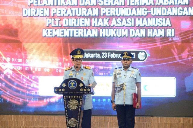 Menkum HAM Republik Indonesia, Yasonna Hamonangan Laoly, saat memberikan arahan kepada Dirjen PP yang baru Asep Nana Mulyana dan Plt. Dirjen HAM, Dhahana Putra. (Foto: Kemenkumham)