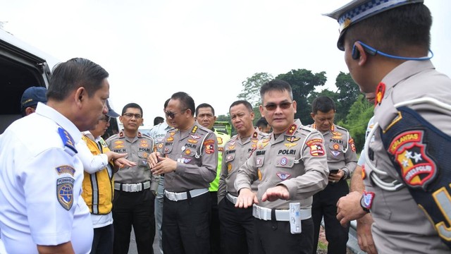 Kakorlantas Polri Irjen Pol Firman Shantyabudi meninjau kesiapan operasi ketupat 2023 di Ruas Tol Jakarta-Semarang. Foto: Korlantas Polri