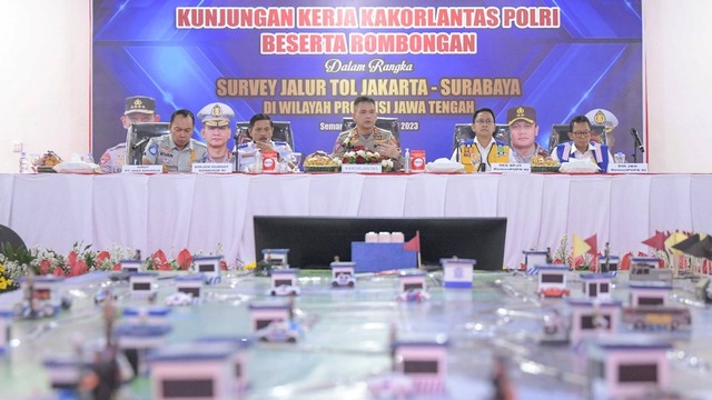 Kakorlantas Polri Irjen Pol Firman Shantyabudi meninjau kesiapan operasi ketupat 2023 di Ruas Tol Jakarta-Semarang. Foto: Korlantas Polri