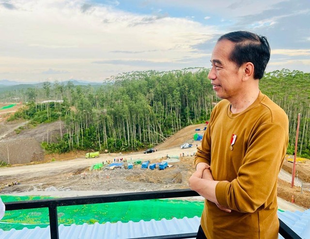 Presiden Joko Widodo dan Ibu Iriana Joko Widodo meninjau lokasi Proyek Kantor Kementerian Koordinator 4, Kawasan Ibu Kota Nusantara, Kabupaten Panajam Paser Utara, Kamis (23/2/2023). Foto: Laily Rachev/Biro Pers Sekretariat Presiden