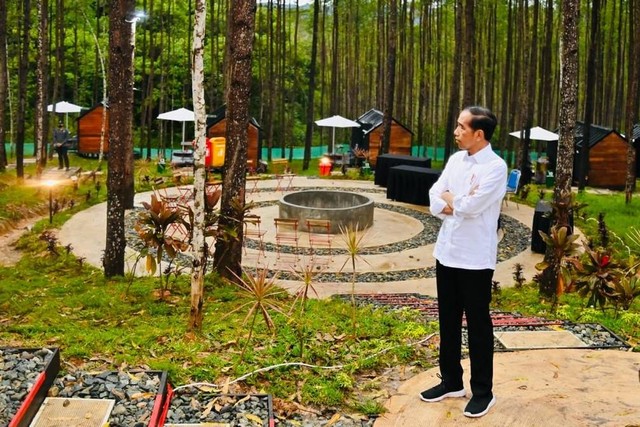 Presiden Jokowi menikmati suasana pagi di IKN Nusantara, Jumat (24/2/2023). Foto: Laily Rachev/Biro Pers Sekretariat Presiden