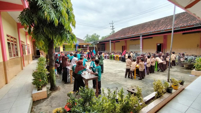 Kegiatan praktik kerajinan dari botol bekas. Sumber gambar: dokumen pribadi.