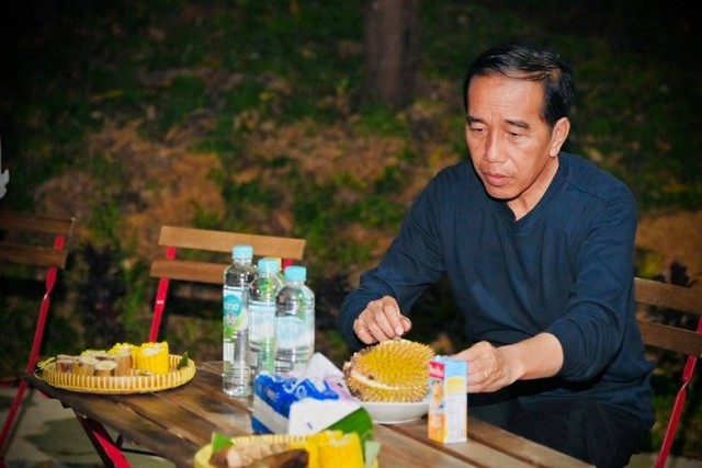 Presiden Jokowi makan durian di Kawasan IKN Nusantara, Kalimantan Timur, Kamis (24/2/2023).  Foto: Rusman/Biro Pers Sekretariat Presiden