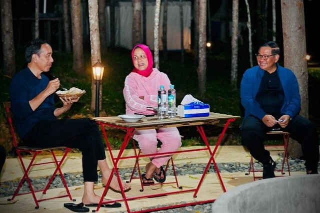 Presiden Jokowi dan Ibu Iriana Jokowi bersama para menteri makan malam di Kawasan IKN Nusantara, Kalimantan Timur, Kamis (24/2/2023).  Foto: Rusman/Biro Pers Sekretariat Presiden