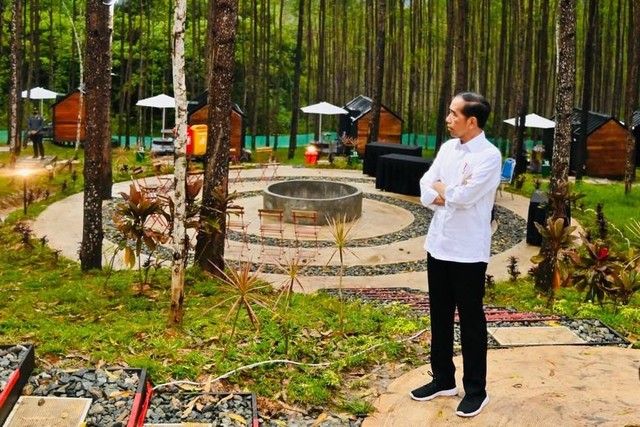 Presiden Jokowi berdiri di kawasan kabin yang dijadikan menginap di IKN Nusantara, Kalimantan Timur, Kamis (24/2/2023).  Foto: Laily Rachev/Biro Pers Sekretariat Presiden
