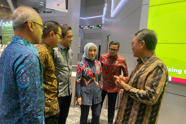 Menteri ESDM Arifin Tasrif dan Dirut Pertamina Nicke Widyawati di Pencatatan pendanaan saham di Bursa Efek Indonesia, Jumat (24/2).  Foto: Alfaddillah/kumparan