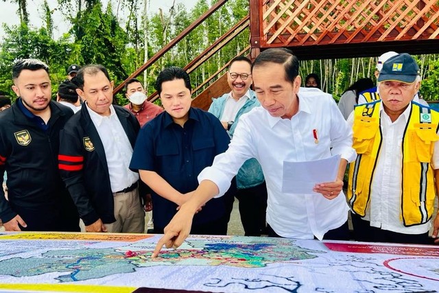 Presiden Jokowi bersama pengurus PSSI meninjau lokasi pembangunan training center di IKN Nusantara, Jumat (24/2/2023).  Foto: Biro Pers Sekretariat Presiden