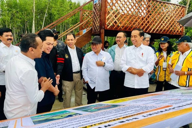 Presiden Jokowi bersama pengurus PSSI meninjau lokasi pembangunan training center di IKN Nusantara, Jumat (24/2/2023).  Foto: Biro Pers Sekretariat Presiden