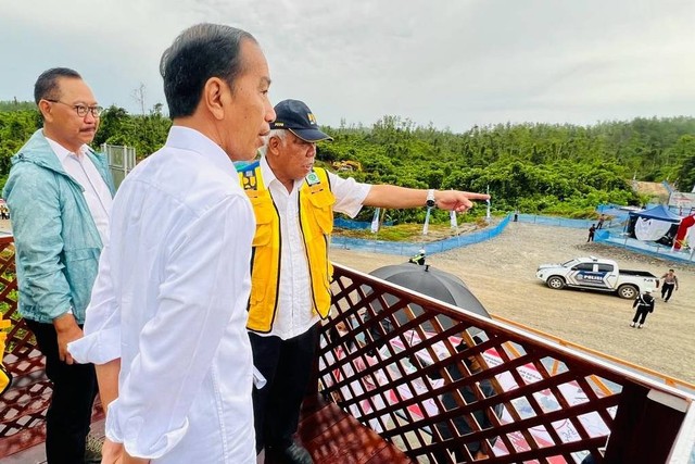 Presiden Jokowi bersama pengurus PSSI meninjau lokasi pembangunan training center di IKN Nusantara, Jumat (24/2/2023).  Foto: Biro Pers Sekretariat Presiden