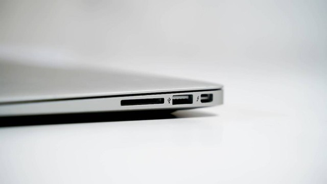 Ilustrasi tampilan port USB di laptop. Foto: Unsplash.com