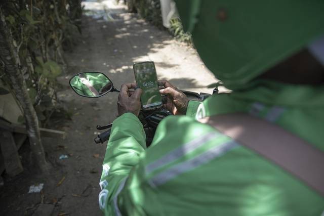 Ilustrasi sedang cek tarif Grab. Foto: Grab