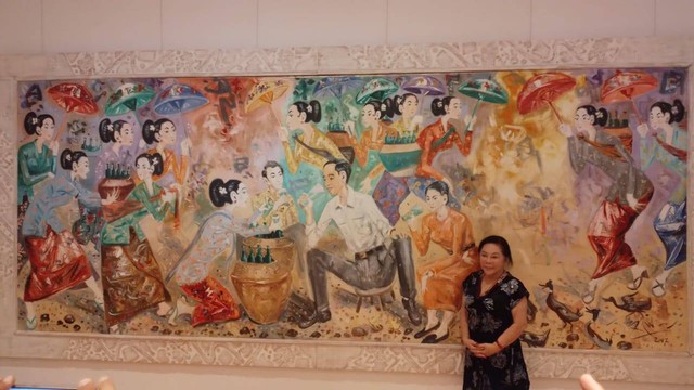 Indrawati Gunarsa bersama lukisan  Mr Jokowi in Tradisional Market’ - IST