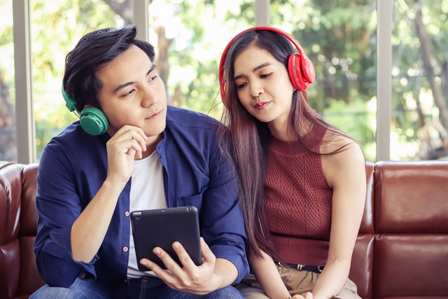 Ilustrasi pasangan mendengarkan musik bersama.
 Foto: Shutterstock