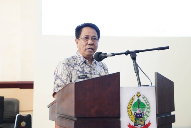 Pejabat Sekda Sulsel Andi Aslam Patonangi saat membuka Rakor Pengawasan DPW Asosiasi Auditor Intern Pemerintah Indonesia (AAIPI) Sulsel 2023, Kamis (23/02/2023). Foto: Dok. Istimewa
