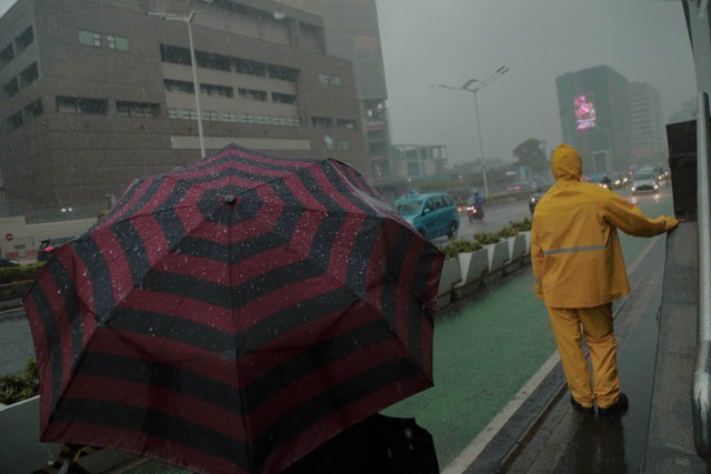 Hujan deras mengguyur Jakarta, Jumat (24/2/2023). Foto: Jamal Ramadhan/kumparan