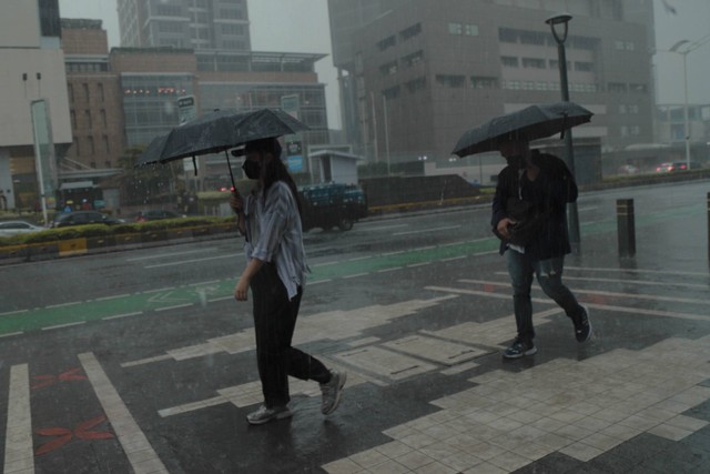 Hujan deras mengguyur Jakarta, Jumat (24/2/2023).  Foto: Jamal Ramadhan/kumparan