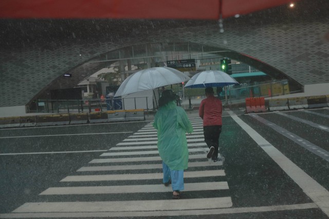 Hujan deras mengguyur Jakarta, Jumat (24/2/2023).  Foto: Jamal Ramadhan/kumparan