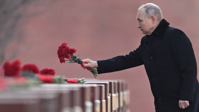 Presiden Rusia Vladimir Putin meletakkan bunga pada peringatan Kota Pahlawan Perang Patriotik Hebat melawan Nazi Jerman. Foto: Sputnik/Pavel Bednyakov/Kremlin via REUTERS