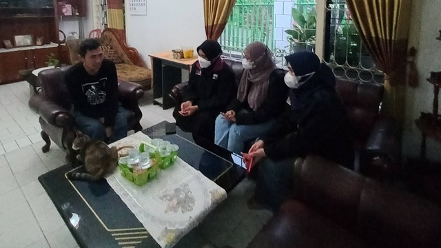 Mahasiswa PMM Universitas Muhammadiyah Malang tengah melangsungkan diskusi dengan salah satu pemilik UMKM di Dusun Jetis