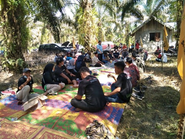 Serikat Tani bersama Gerakan Mahasiswa Petani Indonesia sedang melakukan advokasi konflik agraria di Kabupaten Tanjung Jabung Timur, Provinsi Jambi. Sumber: Koleksi foto pribadi.