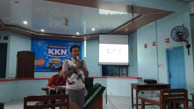 Ketua KKN STAI Muhammadiyah Klaten 2023, Sulistiono Shalladin Albany, M.Pd saat menyampaikan materi pendekatan ABCD, dimoderatori oleh, Muh. Syafe'i, M.Pd di Aula STAI Muhammadiyah Klaten pada hari Jum'at (24/2). Foto: Dewi Ayu/Humas