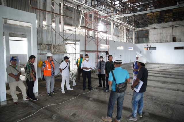 Edi Rusdi Kamtono meninjau pembangunan Mal Pelayanan Publik. Foto: Dok. Prokopim Pemkot Pontianak