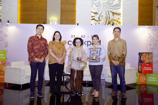 Para narasumber bersama CEO dan CMO platform resep Cookpad di Cookpad Appreciation Day (kiri-kanan Soegianto Widjaya, Rebecca Rippin, Sisca Soewitomo, Desi Trisnawati, Soetrisno) Foto: Cookpad Indonesia