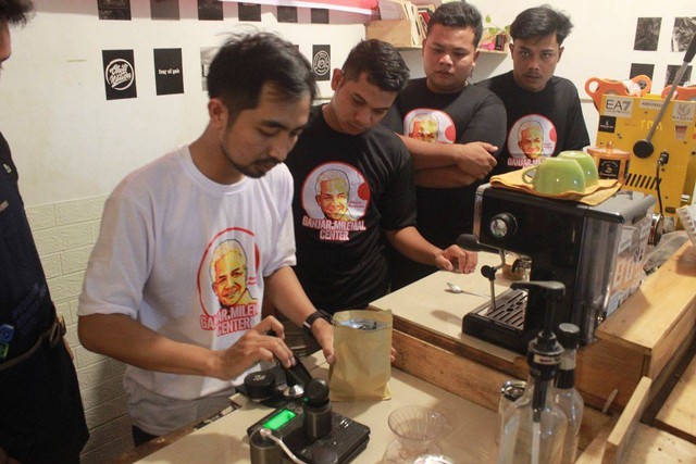 Ganjar Milenial Center (GMC) saat menggelar pelatihan barista di Hening Cafe, Jalan Pimpinan, Kecamatan Medan Perjuangan, Kota Medan, Jumat (24/2). Foto: Dok. Istimewa